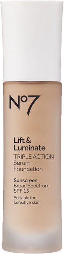 No7 Lift & Luminate Triple Action Serum Fond de teint Warm Beige | bol