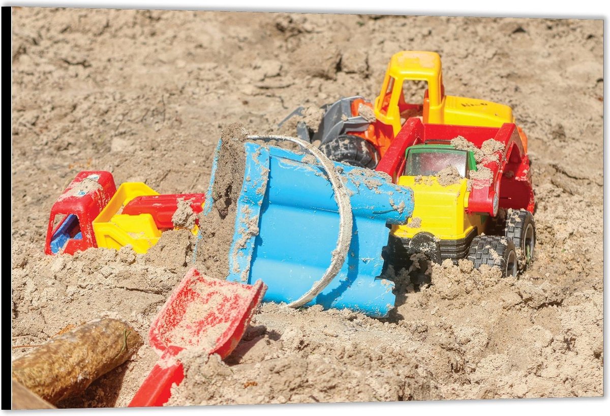 Dibond –Kinderspeelgoed in het Zand– 90x60 Foto op Aluminium (Met Ophang)