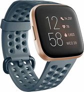 Siliconen Smartwatch bandje - Geschikt voor  Fitbit Versa / Versa 2 siliconen bandje met gaatjes - grijsblauw - Maat: S - Horlogeband / Polsband / Armband