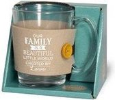 Theeglas - Our Family is a beautiful little world created by love - Gevuld met verpakte toffees - Voorzien van een zijden lint met de tekst "Speciaal voor jou" In cadeauverpakking