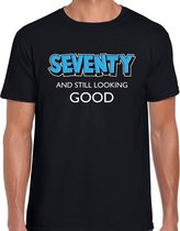 Seventy and still looking good cadeau t-shirt / 70 jaar kado shirt - zwart met witte en blauwe letters - voor heren -  Verjaardag cadeau XL