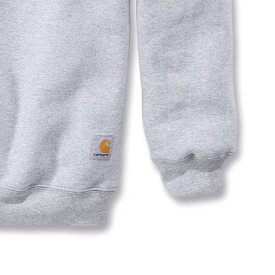 Detail van de linker mouw en heup van een grijze sweater met Carhartt-label.
