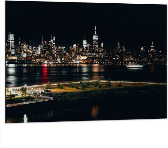 Dibond - Skyline in New York in de Nacht - 100x75 cm Foto op Aluminium (Wanddecoratie van metaal)