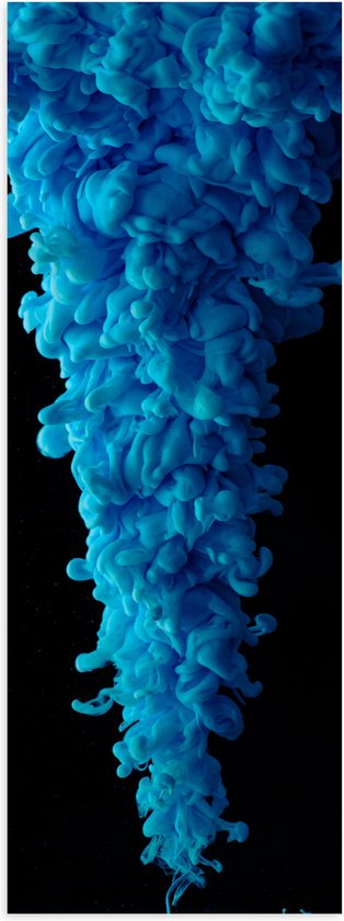 Poster Glanzend – Neervallende Blauwe Rook tegen Zwarte Achtergrond - 20x60 cm Foto op Posterpapier met Glanzende Afwerking