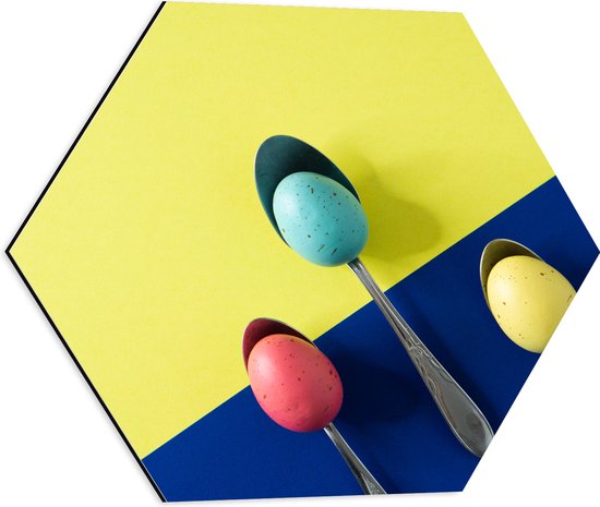 Dibond Hexagon - Gekleurde Eieren op Lepels op Blauwe en Gele Vakken - 50x43.5 cm Foto op Hexagon (Met Ophangsysteem)