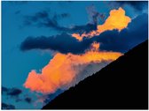 Poster Glanzend – Lichte en Donkere Wolken in de Lucht achter Berg - 40x30 cm Foto op Posterpapier met Glanzende Afwerking