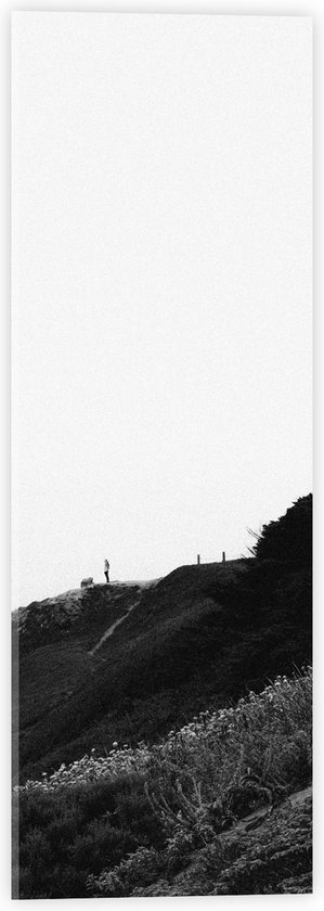 WallClassics - Acrylglas - Persoon op Heuvels in Landschap (Zwart- wit) - 20x60 cm Foto op Acrylglas (Wanddecoratie op Acrylaat)