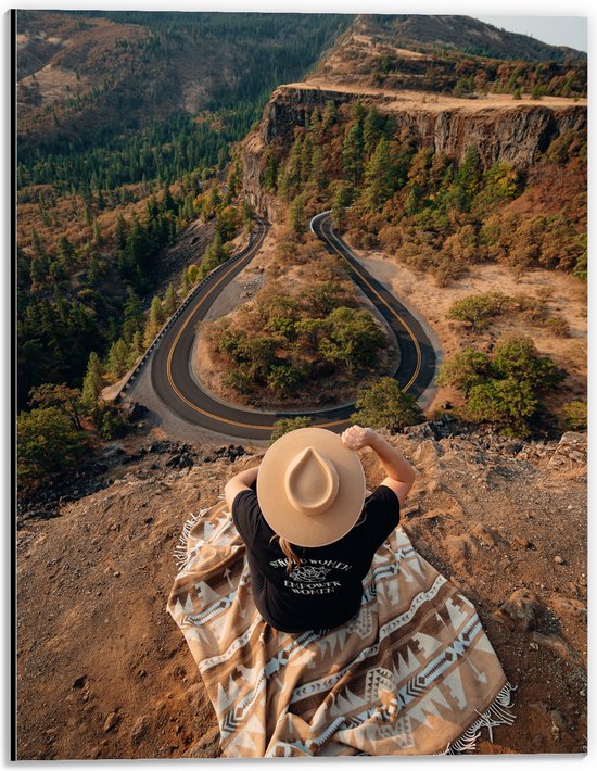 WallClassics - Dibond - Persoon op Rand van Berg met Prachtig Uitzicht - 30x40 cm Foto op Aluminium (Met Ophangsysteem)