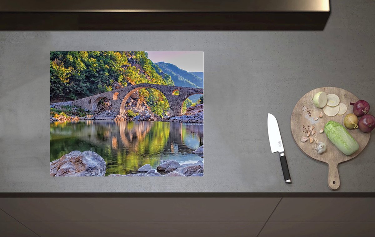 Inductieplaat Beschermer - Oude Stenen Brug boven Rivier in Groen Landschap - 60x52 cm - 2 mm Dik - Inductie Beschermer van Vinyl