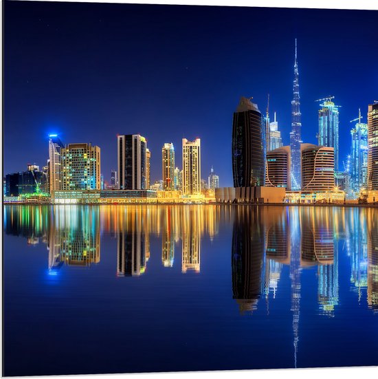 Dibond - Skyline van Dubai met Weerspiegeling in de Zee, Qatar - 80x80 cm Foto op Aluminium (Met Ophangsysteem)