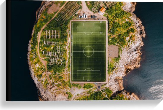 Canvas - Bovenaanzicht van het Henningsvaer Voetbal Stadion in Noorwegen - 60x40 cm Foto op Canvas Schilderij (Wanddecoratie op Canvas)