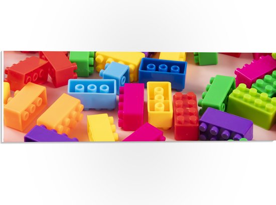 PVC Schuimplaat - Verschillende Kleuren Bouwblokjes op Roze Achtergrond - 60x20 cm Foto op PVC Schuimplaat (Met Ophangsysteem)