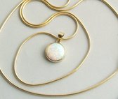 Gouden collier met opaal hanger