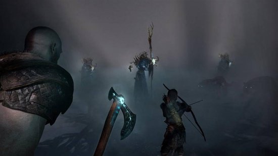 Kratos en Atreus staan oog in oog met een magische vijand in dichte mist.