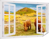 Gards Tuinposter Doorkijk Twee Schotse Hooglanders bij een Dorp - 180x120 cm - Tuindoek - Tuindecoratie - Wanddecoratie buiten - Tuinschilderij