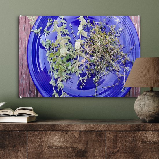 MuchoWow® Peinture sur verre 60x40 cm - Peinture sur verre acrylique - Une assiette bleue avec du thym aromatique sur une table en bois - Photo sur verre - Peintures