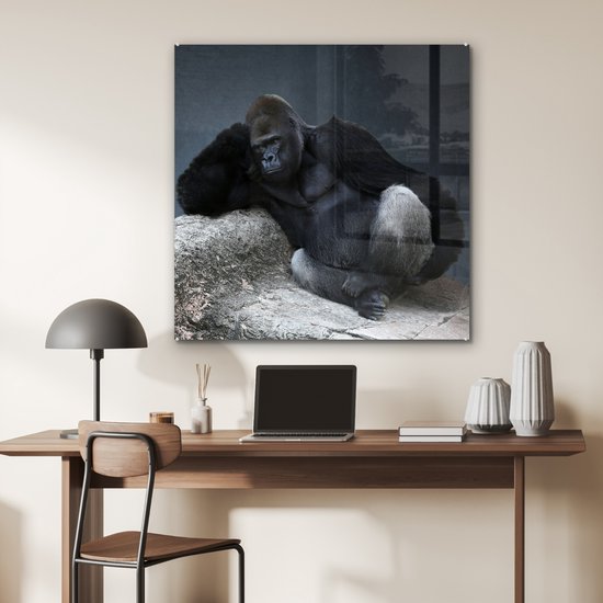 MuchoWow® Peinture sur verre 90x90 cm - Peinture sur verre acrylique - Un Gorilla se reposant sur une pierre - Photo sur verre - Peintures