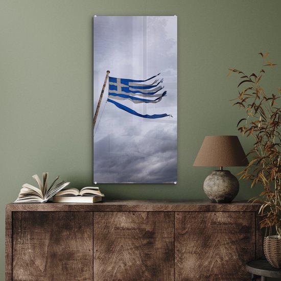 MuchoWow® Peinture sur verre 40x80 cm - Peinture sur verre acrylique - Drapeau grec déchiqueté soufflant dans un vent fort - Photo sur verre - Peintures