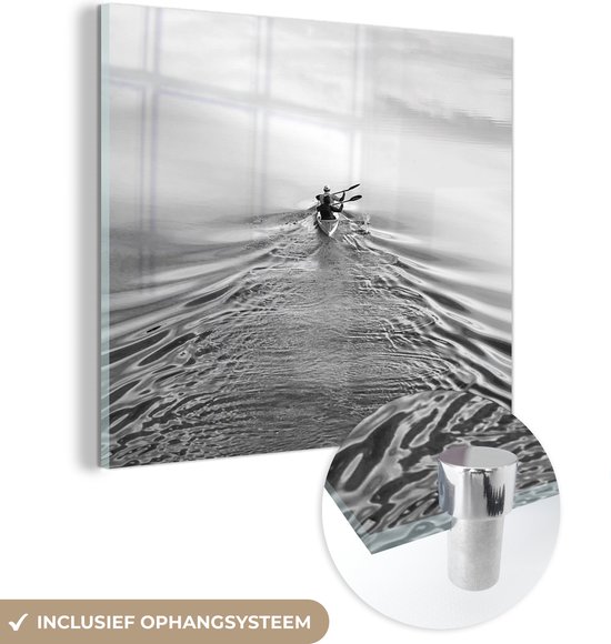 MuchoWow® Glasschilderij 50x50 cm - Schilderij acrylglas - Een man is aan het roeien in een rode roeiboot - zwart wit - Foto op glas - Schilderijen