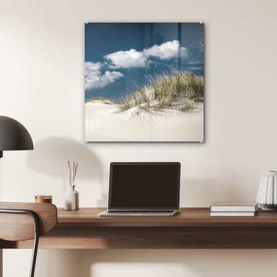 MuchoWow® Glasschilderij 50x50 cm - Schilderij acrylglas - Grashalmen groeien op de witte zandduinen - Foto op glas - Schilderijen