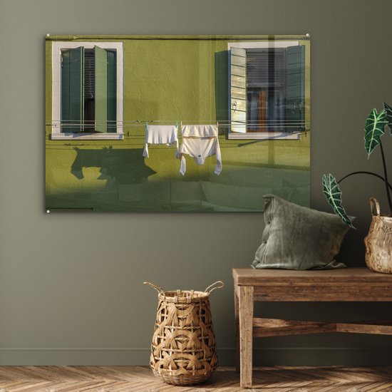 MuchoWow® Glasschilderij - Groene luiken met waslijn aan de muur - 90x60 cm - Acrylglas Schilderijen - Foto op Glas - MuchoWow