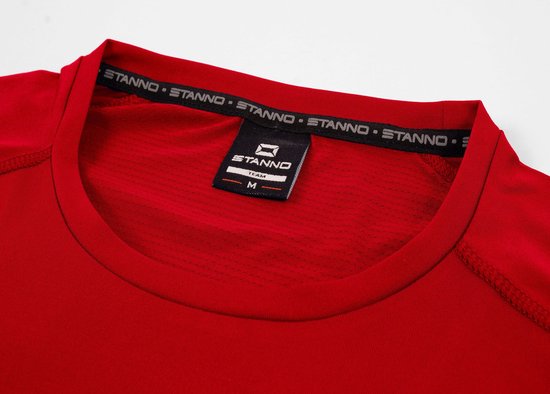 Détail de cou d'un t-shirt rouge avec logo Stanno et étiquette taille M.