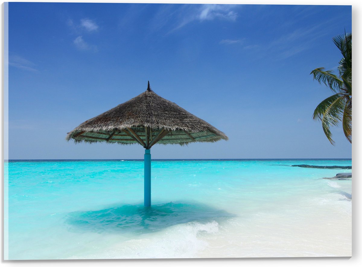 Acrylglas - Rieten Parasol op het Strand bij het Blauwe Water - 40x30 cm Foto op Acrylglas (Wanddecoratie op Acrylaat)