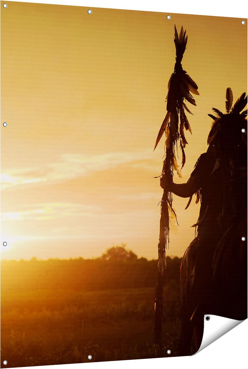 Gards Tuinposter Indiaan met een Speer bij Zonsondergang - 120x150 cm - Tuindoek - Tuindecoratie - Wanddecoratie buiten - Tuinschilderij Multikleur