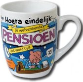 Mok - Cartoon Mok - Hoera Eindelijk je welverdiende pensioen - Gevuld met een toffeemix - In cadeauverpakking met gekleurd krullint