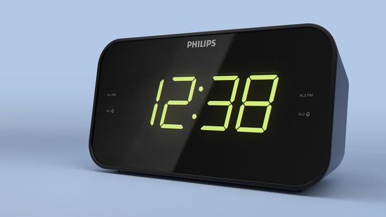 Zwarte Philips wekkerradio met groene digitale tijd, driekwart aanzicht.