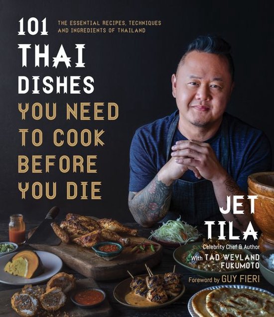 Livre '101 Thai Dishes You Need to Cook Before You Die' avec Jet Tila et divers plats thaïlandais.