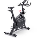 Zwarte FitBike spinfiets met trainingscomputer en magnetisch weerstandsysteem, op een witte achtergrond.