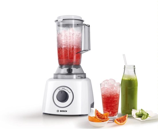 Witte Bosch keukenmachine met blenderkan, glas met rood crushed ice, flesje groen sap en sinaasappelschijfjes.