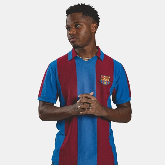 Jonge man met een donkere huid en een FC Barcelona shirt met verticale blauwe en bordeauxrode banen