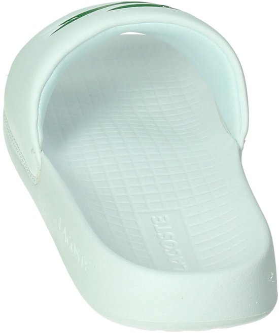 Binnenzijde van een witte Lacoste slipper met geruit profiel en 'Lacoste' tekst.