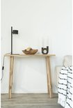 Houten console tafel met lamp, fruitschaal, en kaarsenhouder.