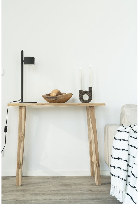 Houten console tafel met lamp, fruitschaal, en kaarsenhouder.
