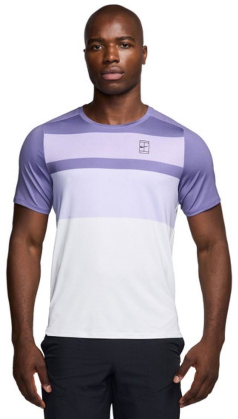 Heren tennis shirt van Nike met horizontale strepen in paars en wit. Met Nike logo op de borst.