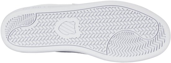 Onderkant van een witte K-Swiss sneaker met visgraatpatroon en K-Swiss logo in het midden.