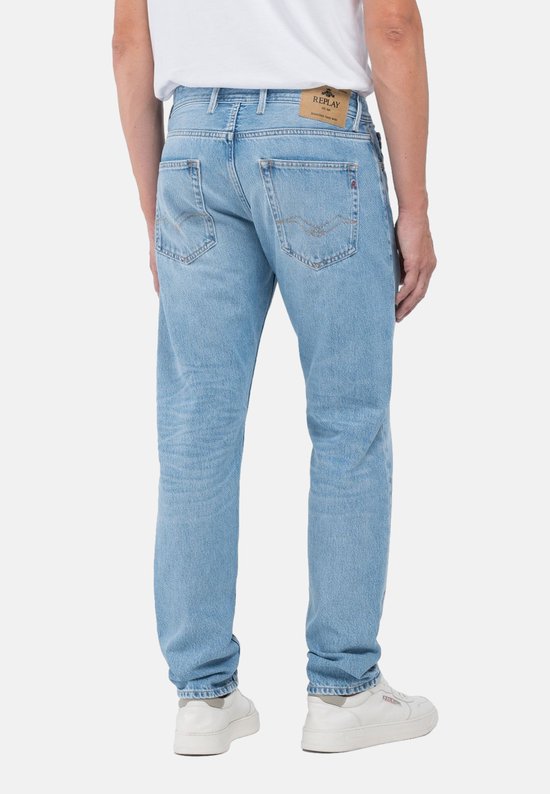 Jean Replay pour homme, denim bleu clair délavé avec coutures apparentes sur les poches arrière.