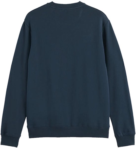 Achterkant van een donkerblauwe sweater met ronde hals, op een witte achtergrond.
