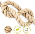 Gros plan détaillé de corde épaisse en jute brun. La construction à 3 brins et les fibres naturelles sont clairement visibles.