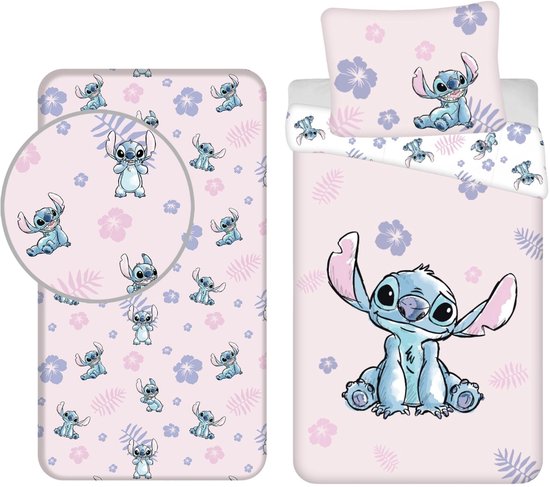 Lichtroze dekbedset met zittende Stitch, bloemen en bladeren. Bevat een hoeslaken, dekbedovertrek en kussensloop.
