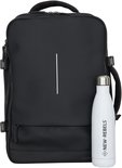 Zwarte rugzak met witte waterfles met logo.