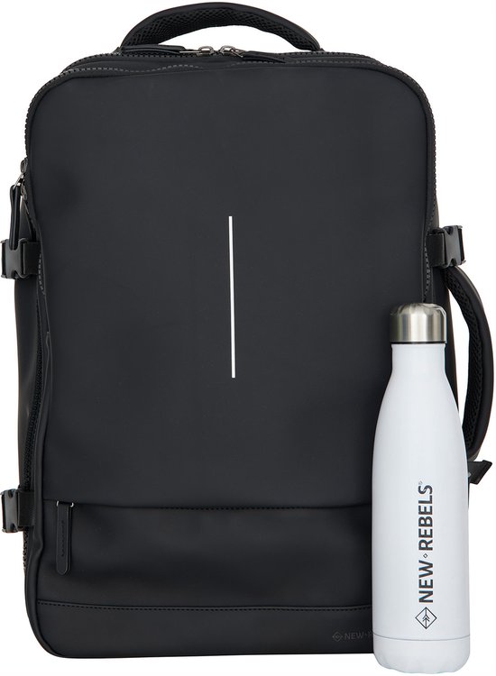 Zwarte rugzak met witte waterfles met logo.