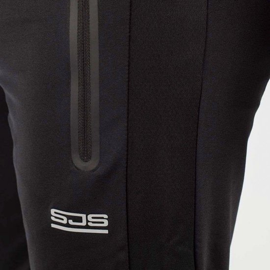 Detail van een zwarte trainingsbroek met een ritszak en het 'SJS' logo.