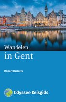 Boek 'Wandelen in Gent' met een avondfoto van de verlichte gebouwen aan de Graslei en Korenlei in Gent.