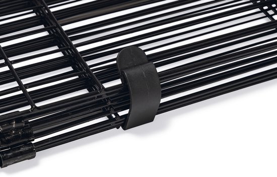 Zwarte kunststof clip om de metalen panelen van de ren aan elkaar te bevestigen.