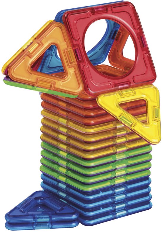 Een toren van veelkleurige magnetische bouwstenen, voornamelijk vierkanten en driehoeken.