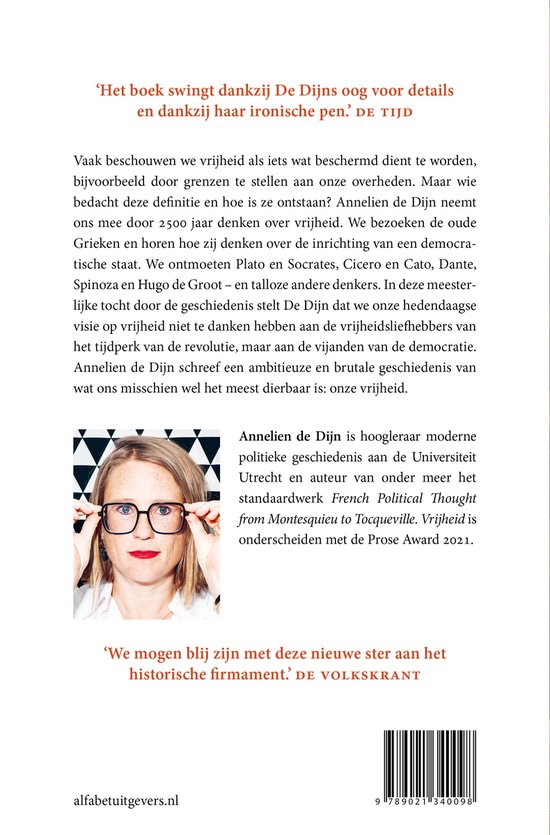 Une femme avec des lunettes regarde sérieusement la caméra. Texte : Anneliën de Dijn, 'Le livre swingue grâce à l'œil de De Dijn pour les détails et grâce à sa plume ironique.' DE TIJD.